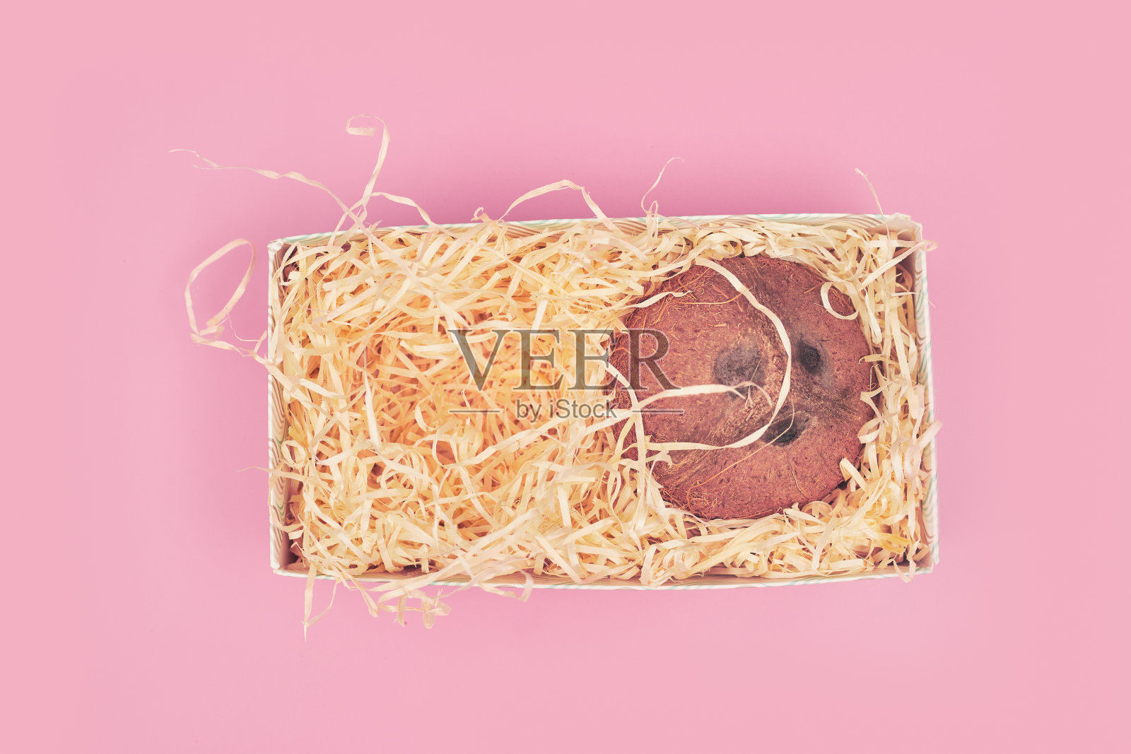 在一盒椰子粉的背景上隔离，复制空间，布局照片摄影图片