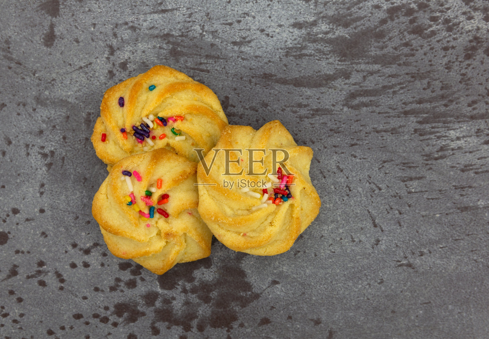 灰色背景上有三块酥饼照片摄影图片