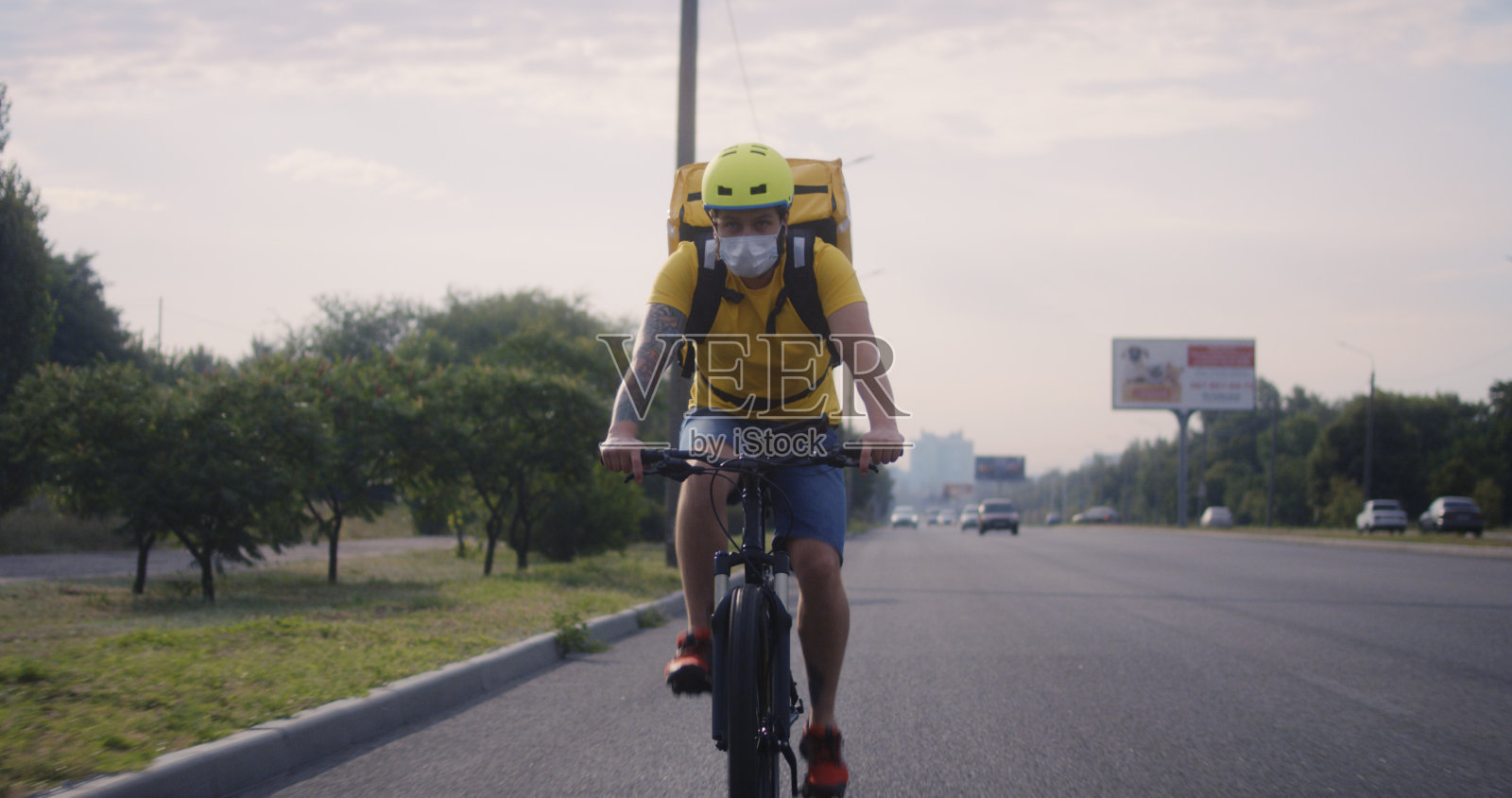 在路上骑自行车的邮递员照片摄影图片