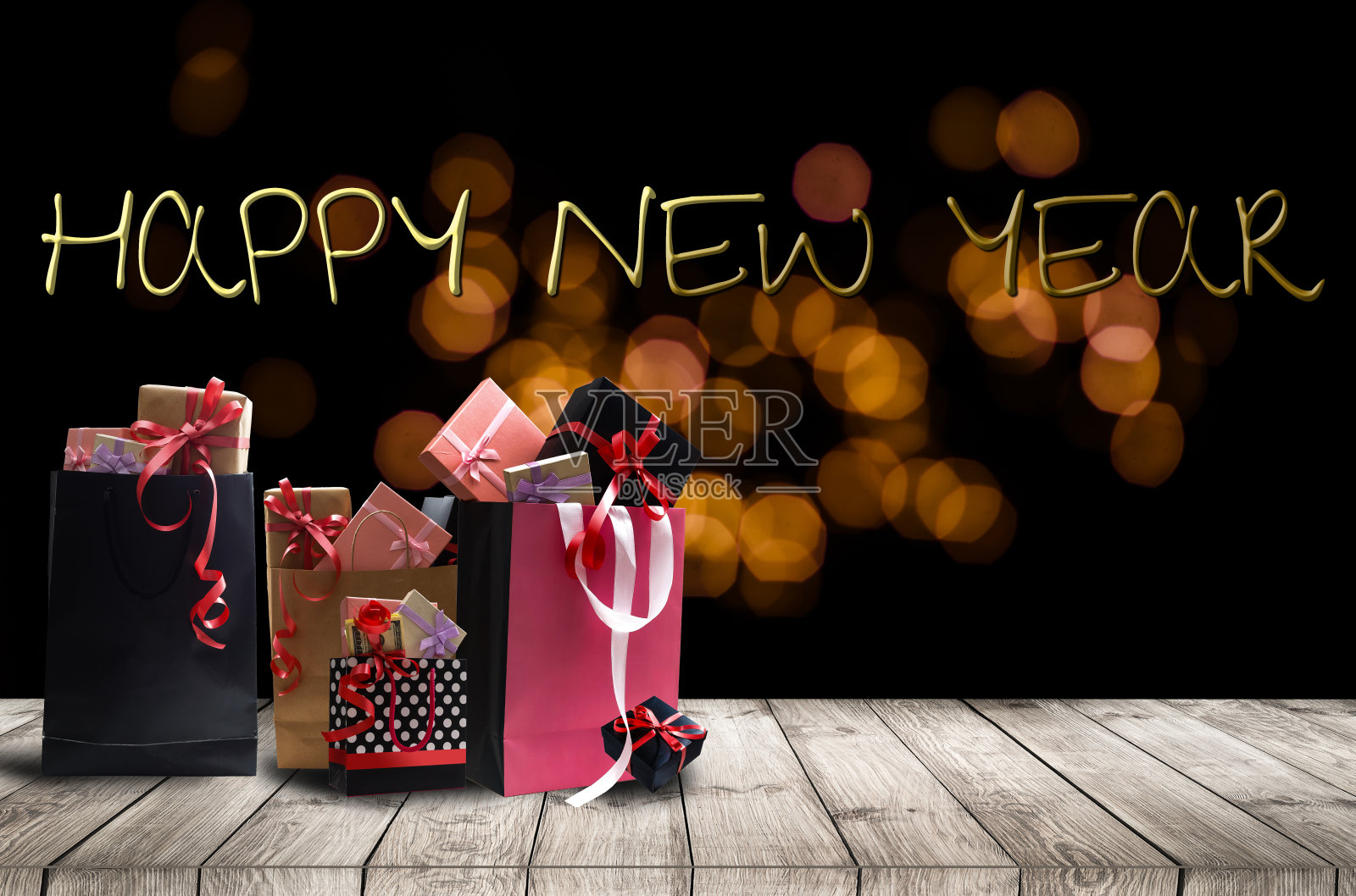 圣诞礼物与丝带在深色木制背景在复古风格照片摄影图片