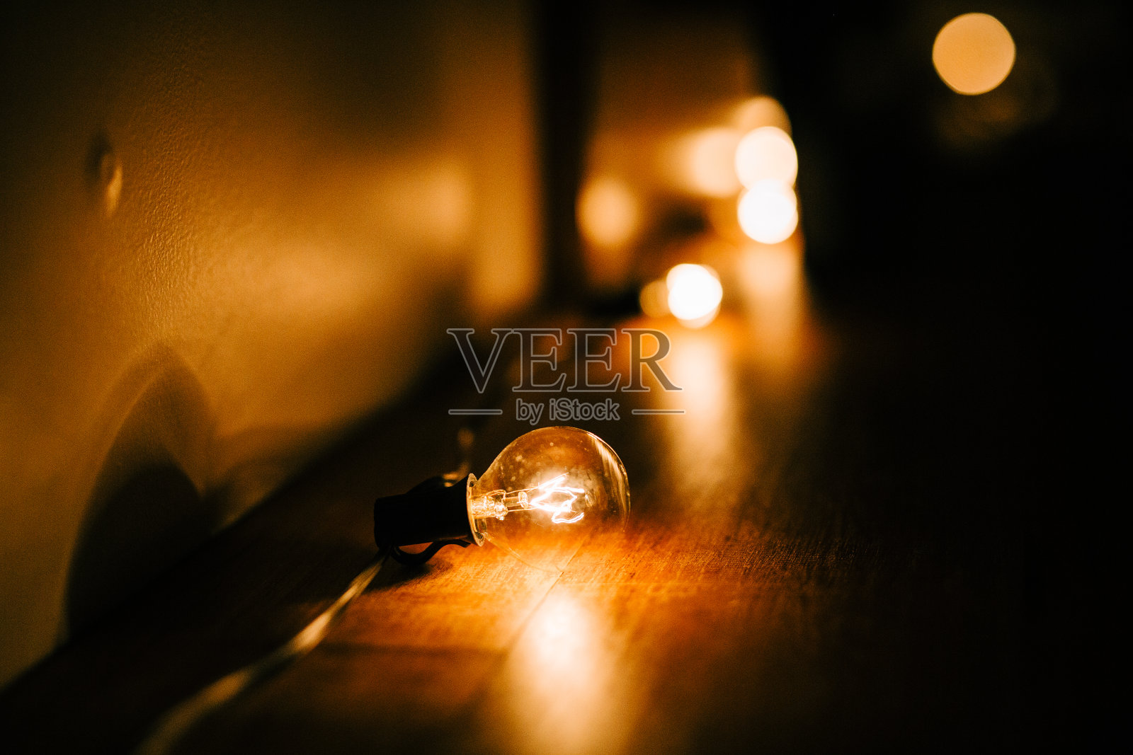 美丽的灯泡在晚上发出黄色的颜色。照片摄影图片