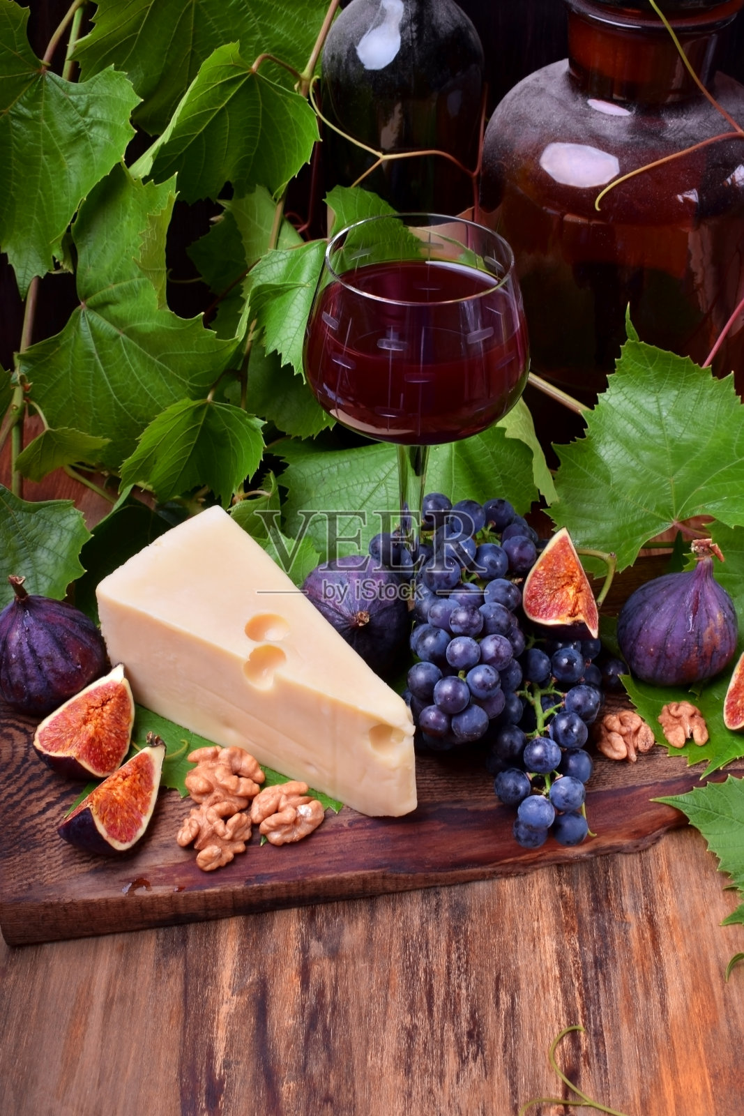 一杯红酒，周围是零食照片摄影图片