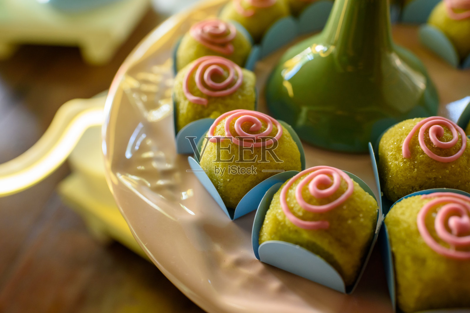 这是一款典型的绿葡萄馅生日派对糖果。巴西的食物。照片摄影图片