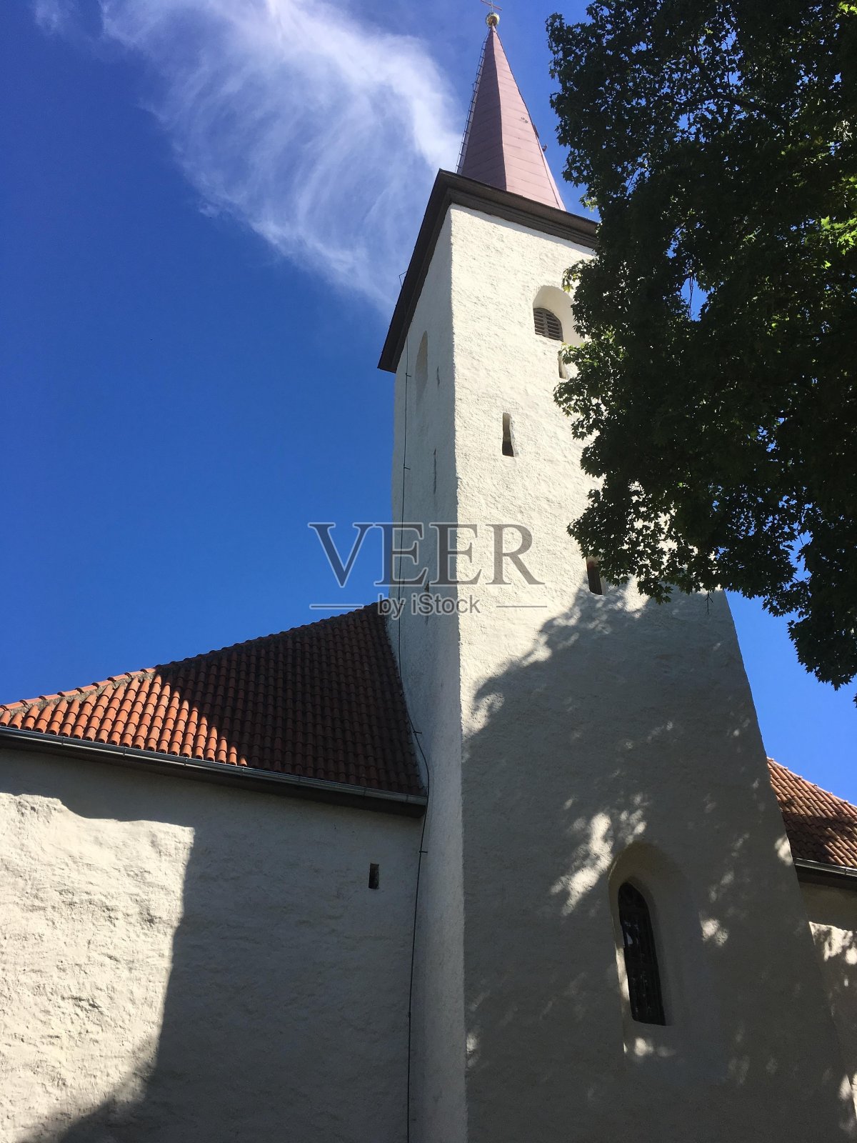 迷人的城市Jõhvi爱沙尼亚，背景是明亮的蓝天和白云照片摄影图片