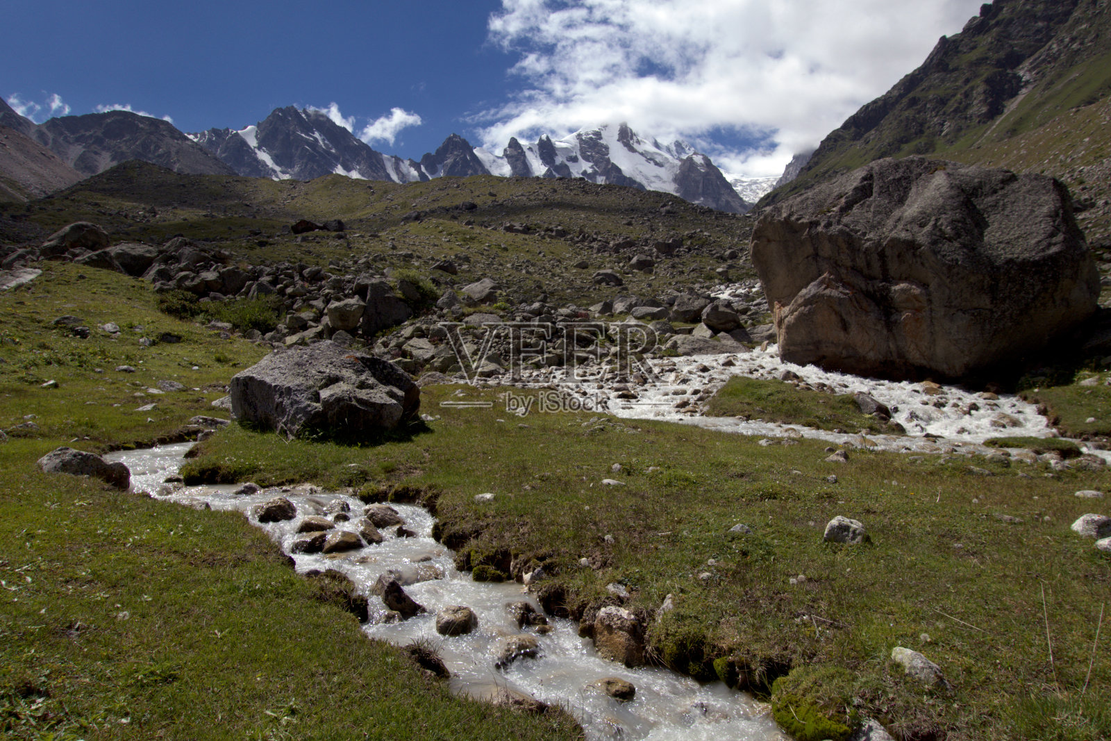 白雪皑皑的山峰和山涧。照片摄影图片
