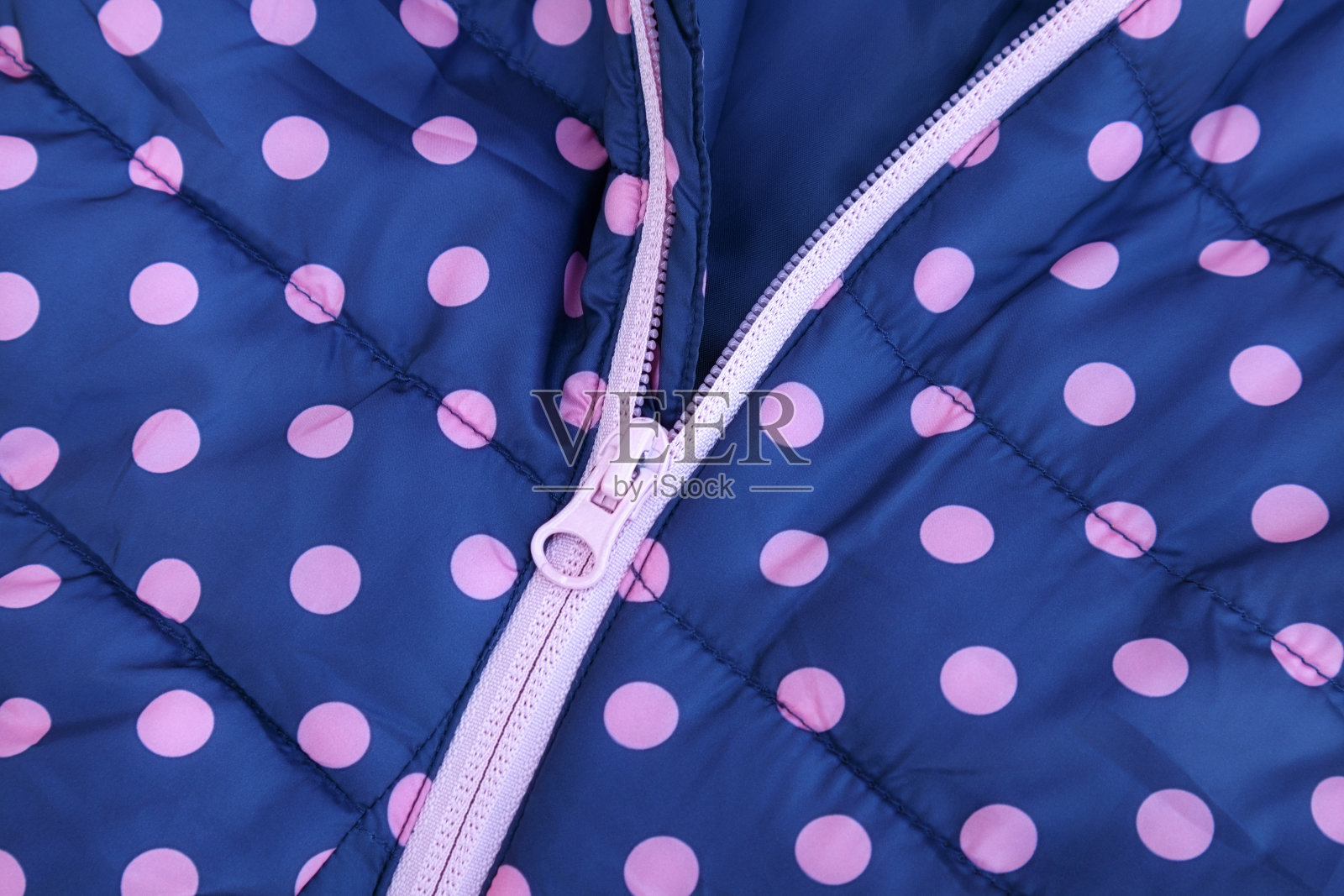 闭合的防水帆布与打开拉链锁。照片摄影图片