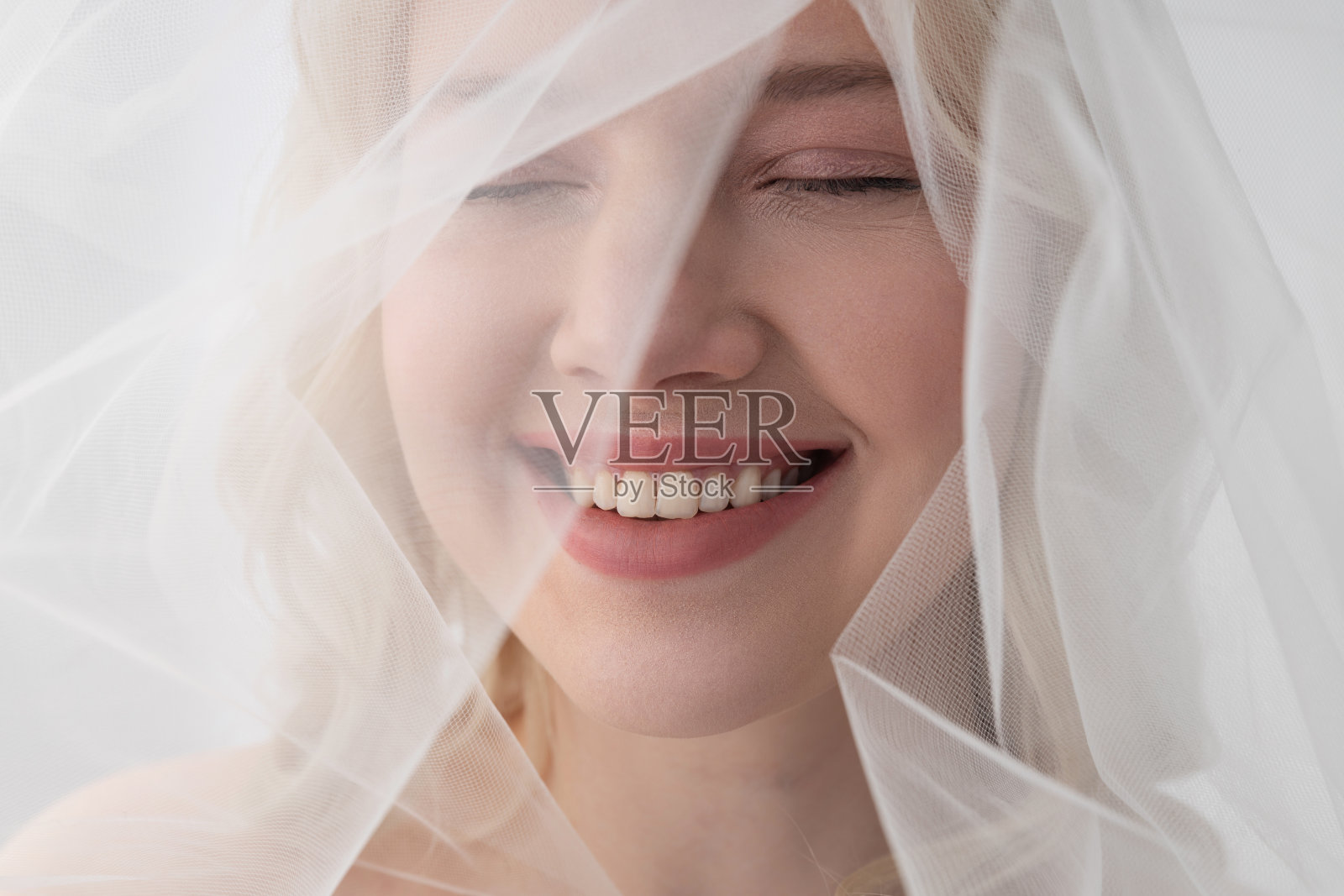 快乐的年轻女子戴着美丽的白色面纱照片摄影图片