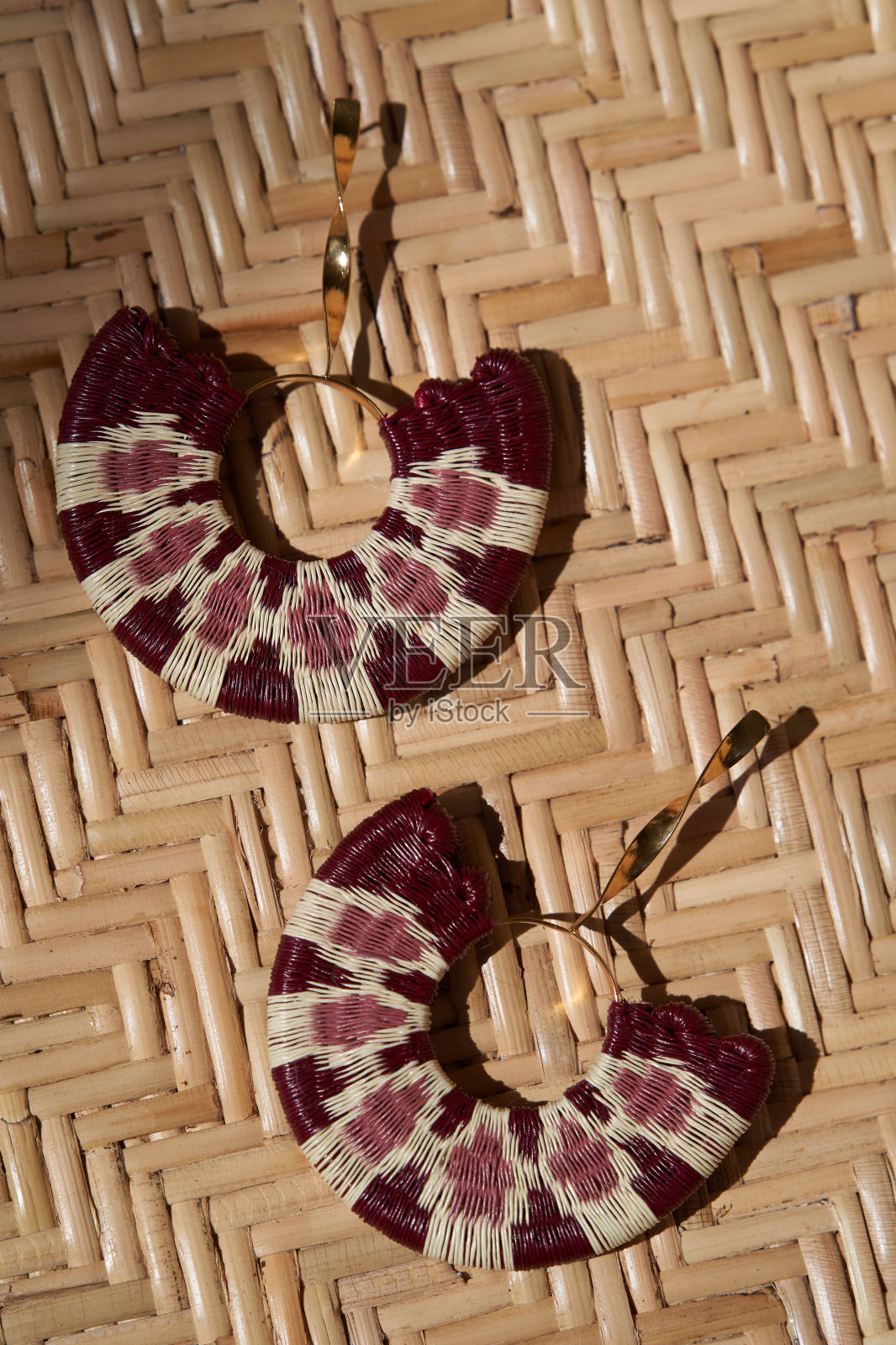 复古女性配件，手工耳环，特写照片摄影图片