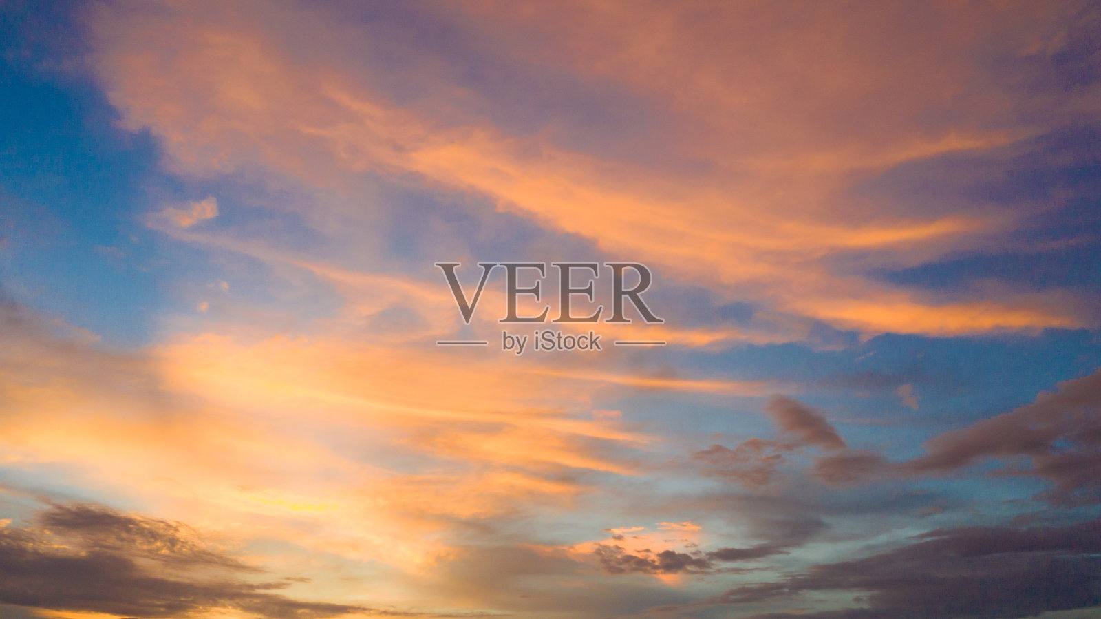 火红的夕阳天空。美丽的天空照片摄影图片