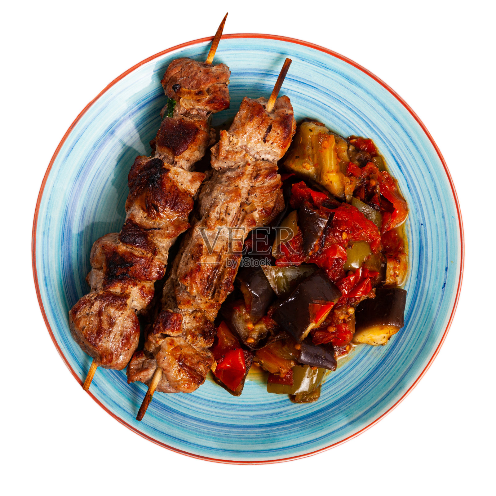 烤猪肉串配炒蔬菜照片摄影图片