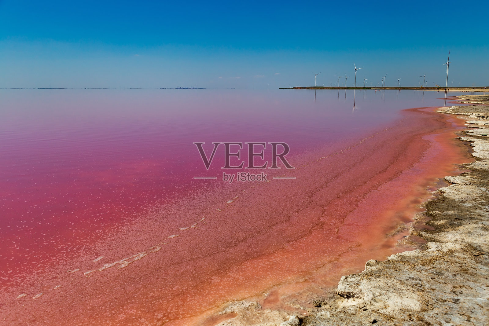 美丽的粉红色湖泊与盐水处理。照片摄影图片