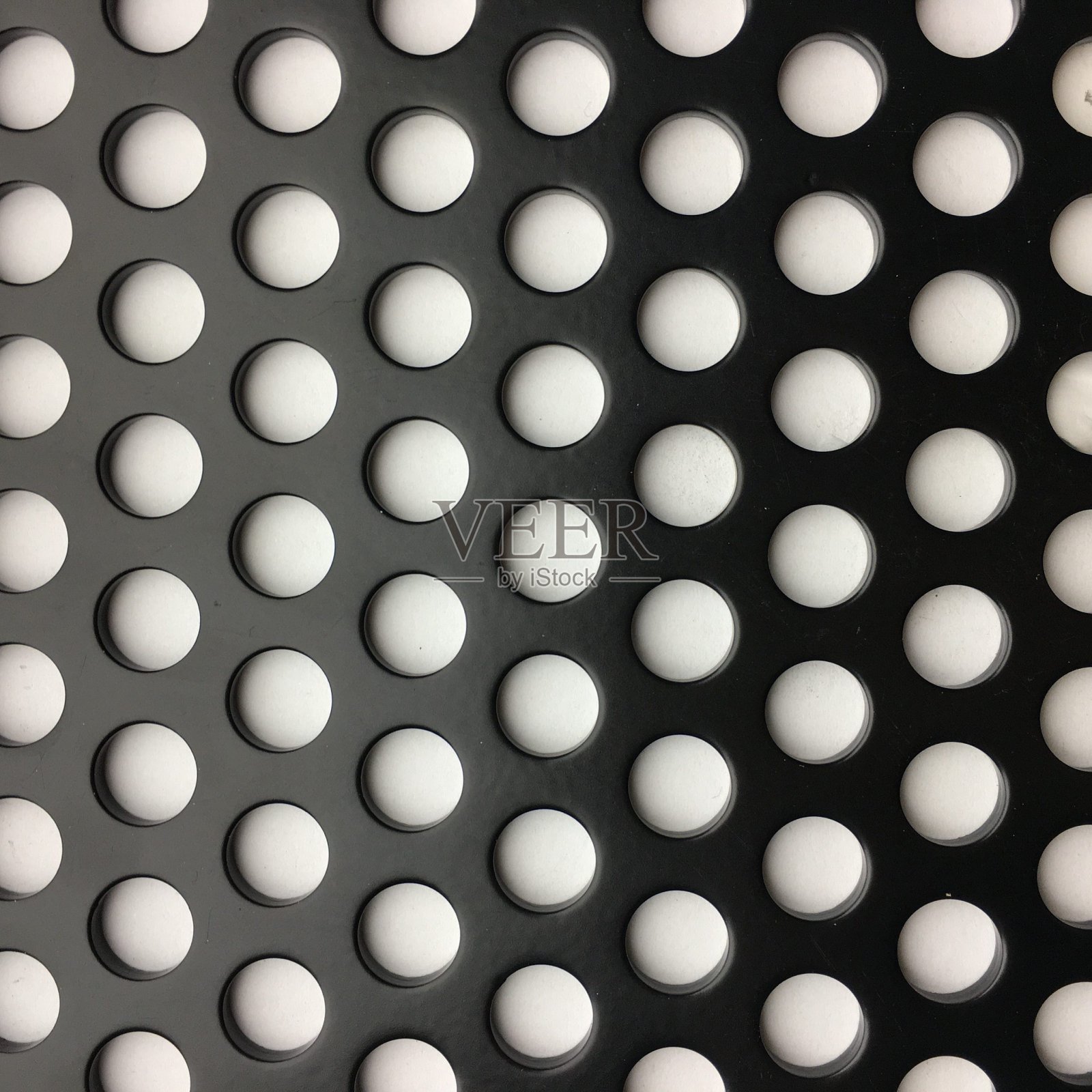 穿孔金属板纹理上的白色背景照片摄影图片