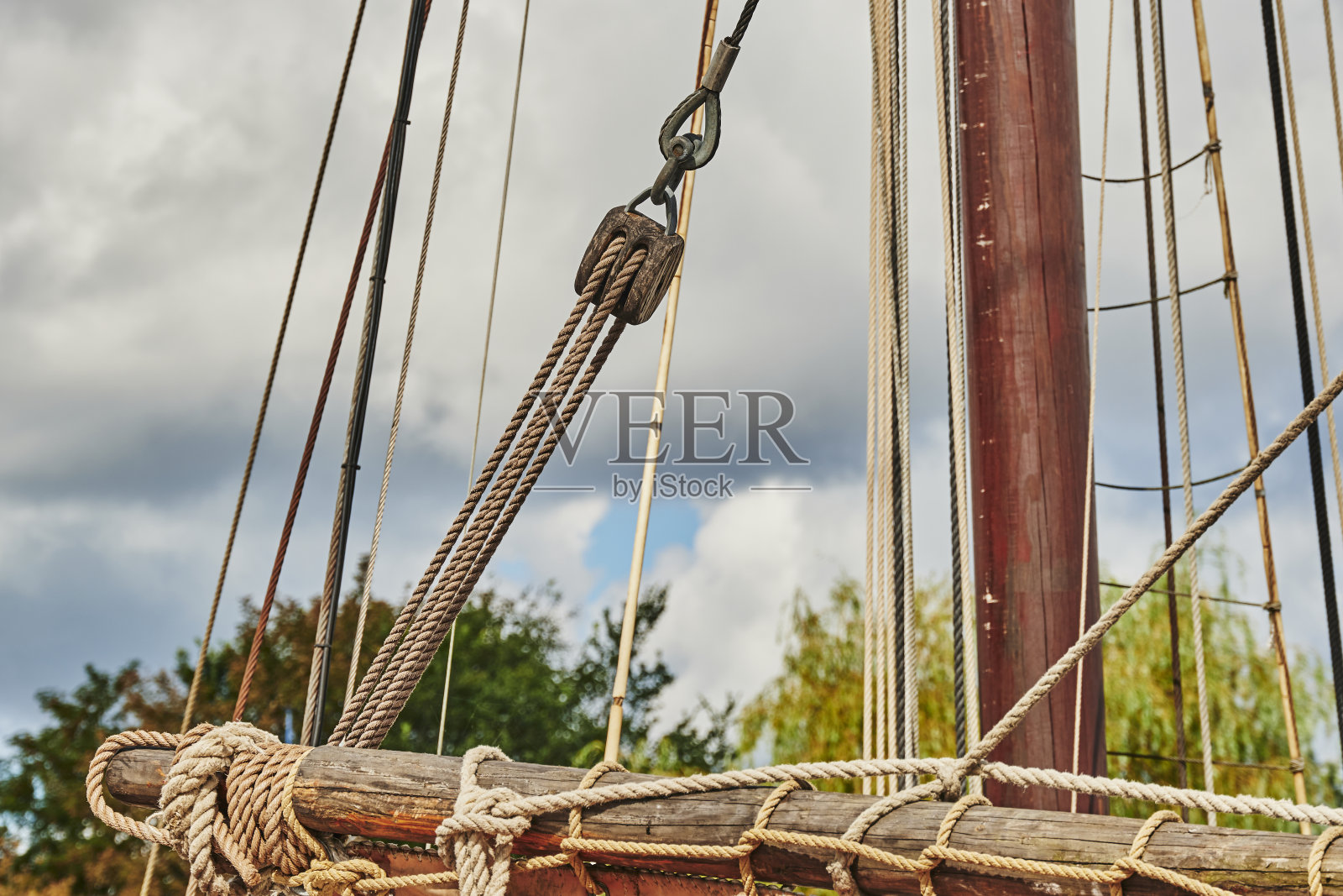 一艘历史帆船的细节。照片摄影图片