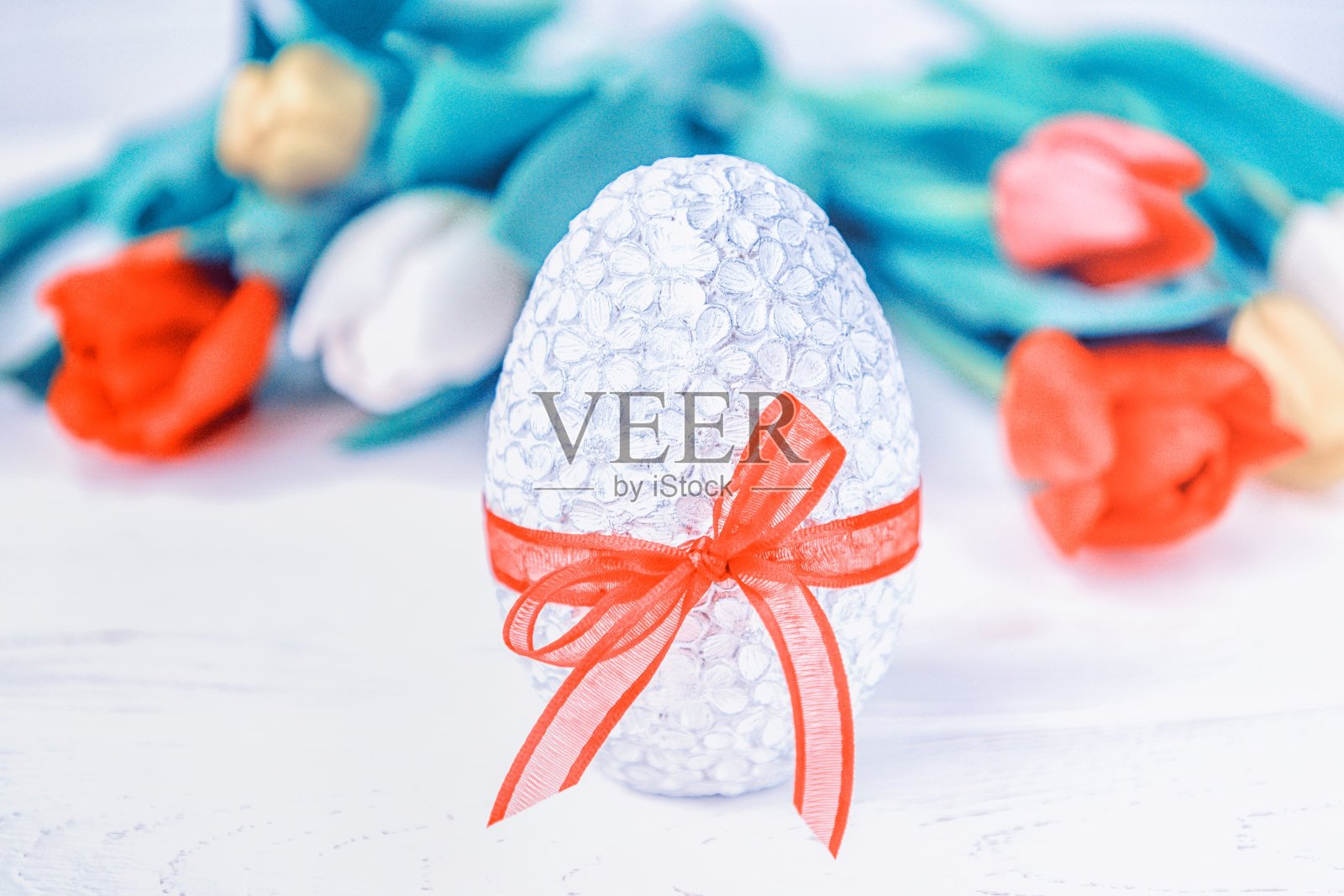 复活节快乐。复活节彩蛋和白色背景上的彩色郁金香照片摄影图片