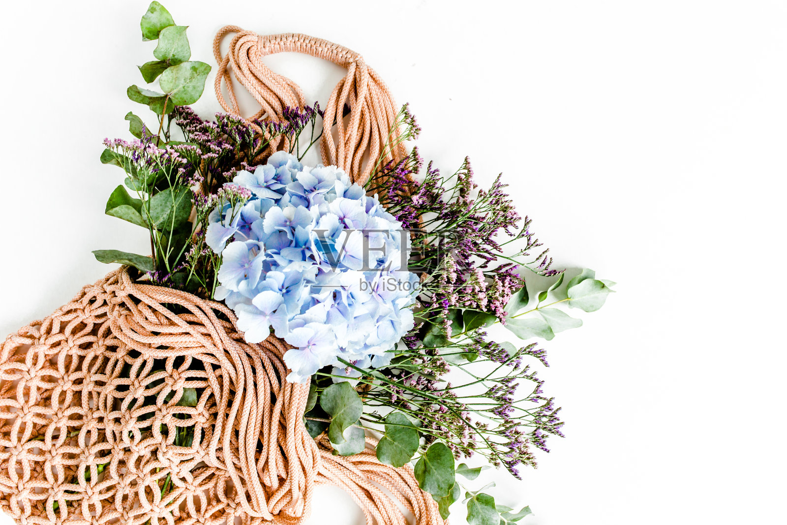 美丽的绣球花束在一个串，环保袋在白色的背景。平躺，俯视图照片摄影图片