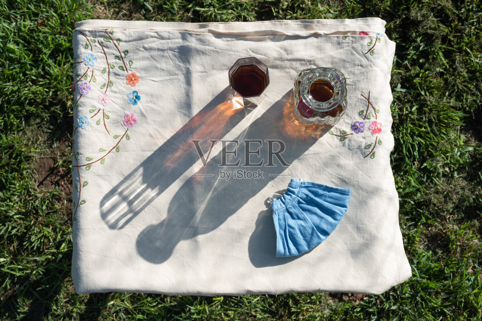 日落时分，凉茶和面罩平铺在花园里的桌子上照片摄影图片