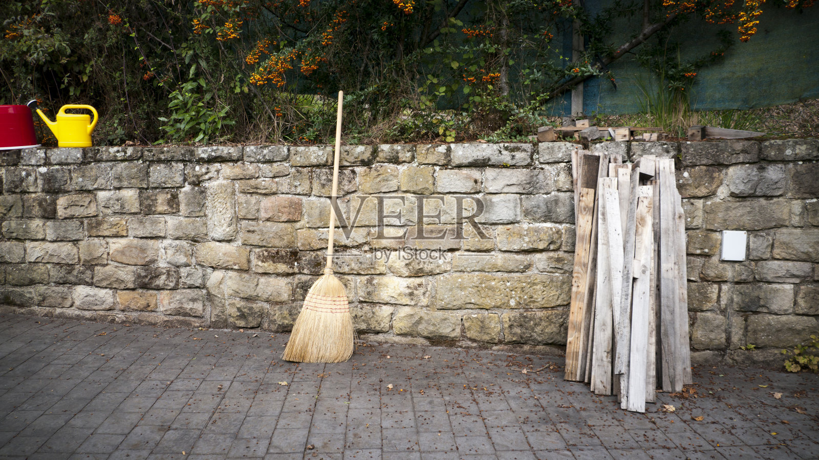 院子里的扫帚照片摄影图片