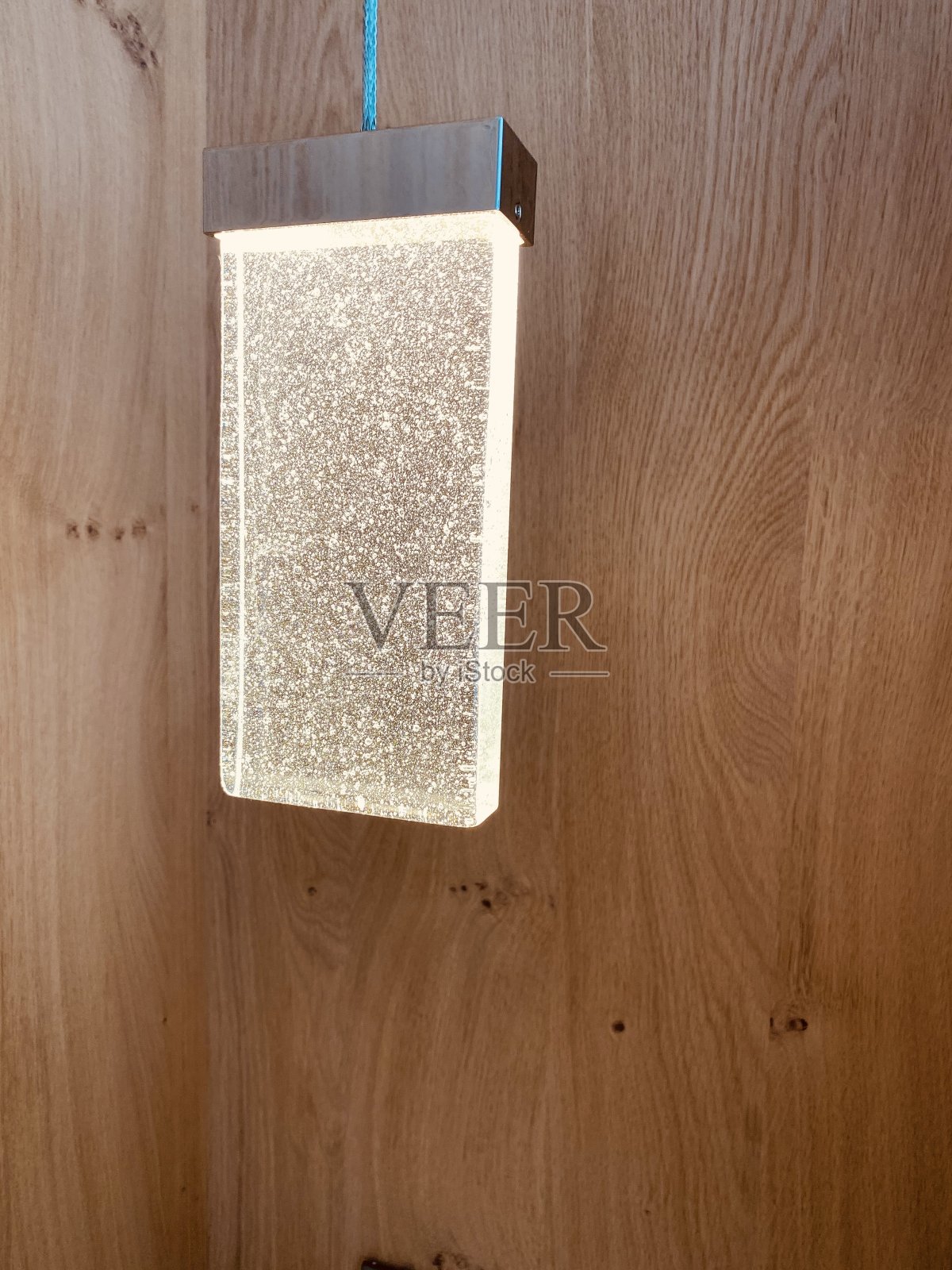 木墙前的灯照片摄影图片