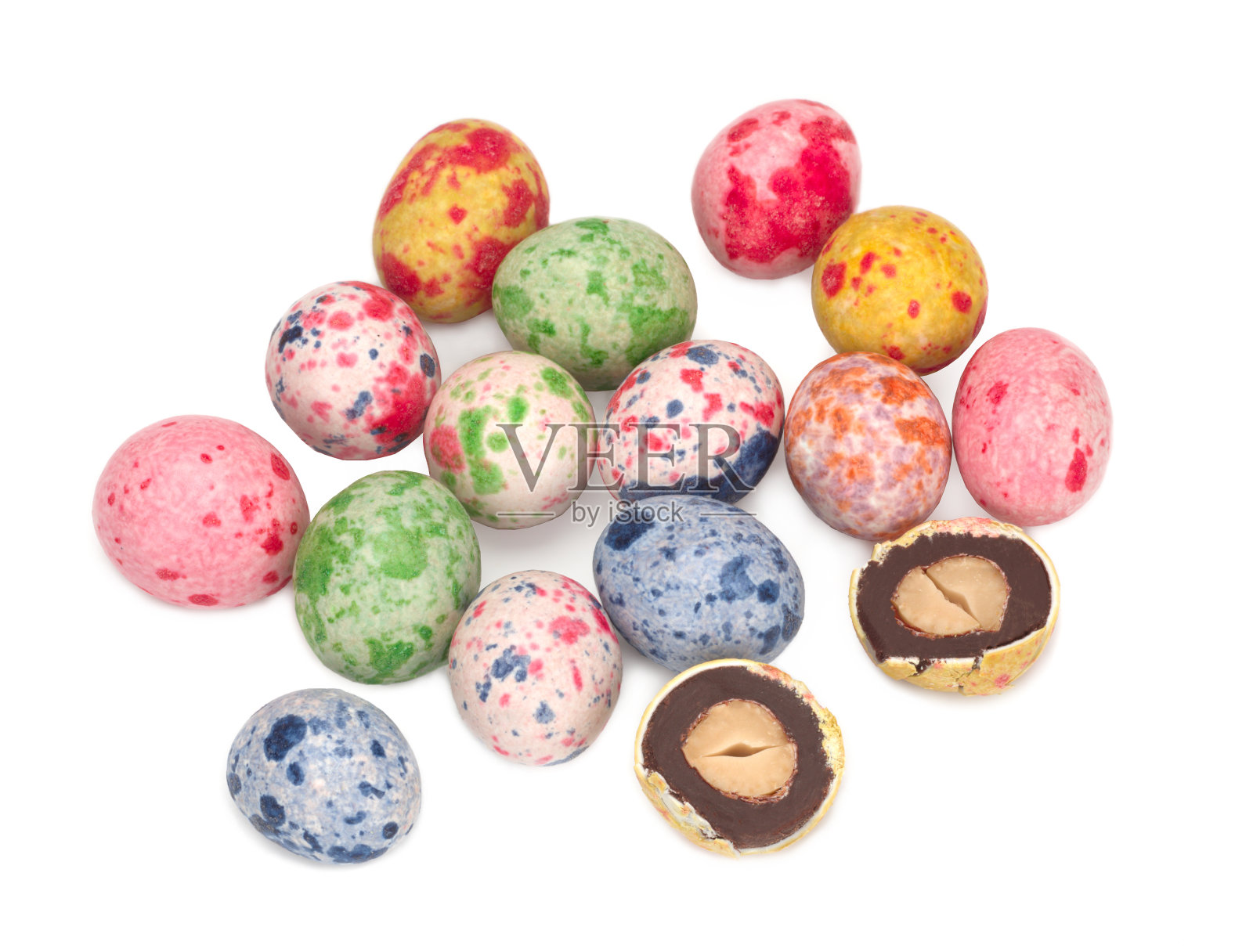 花生在巧克力和釉在盘子上的白色背景照片摄影图片