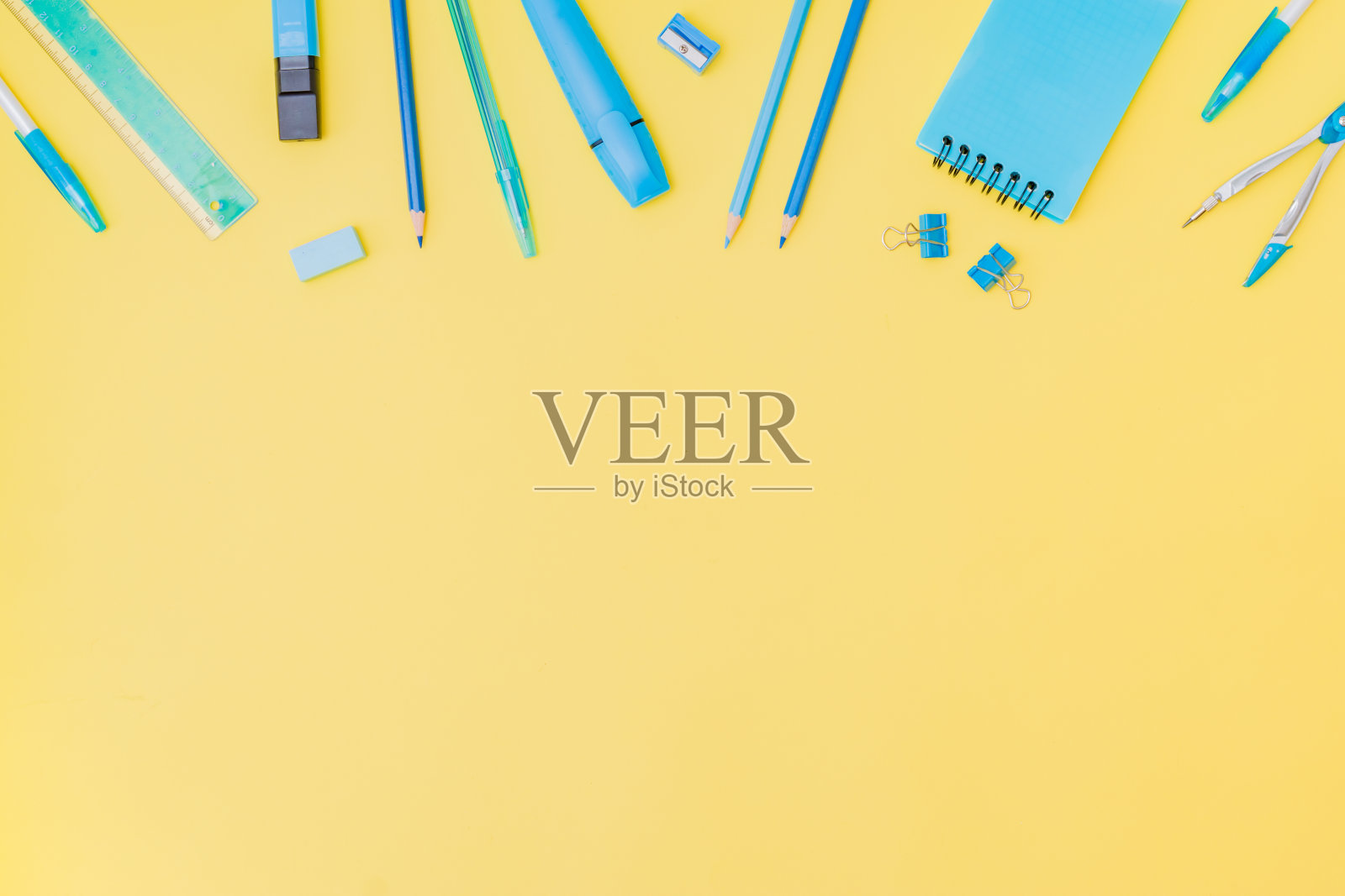 以黄色背景为背景的平铺构图照片摄影图片