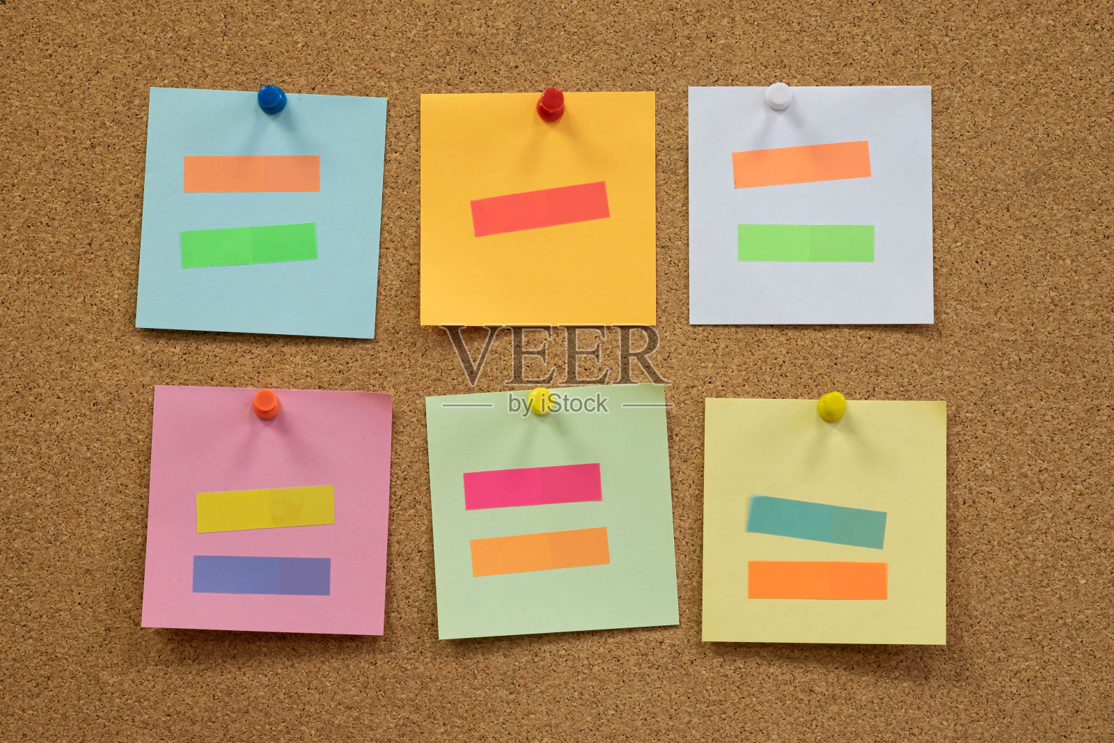 彩色的提醒贴钉在软木板上。空的自由空间。照片摄影图片