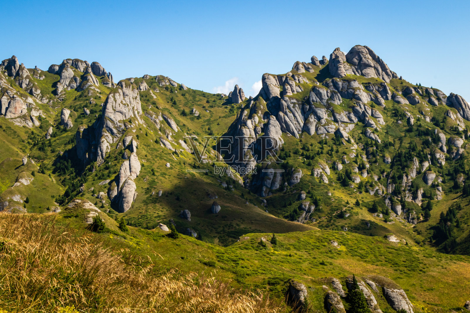 美丽的山景在一个阳光明媚的日子照片摄影图片