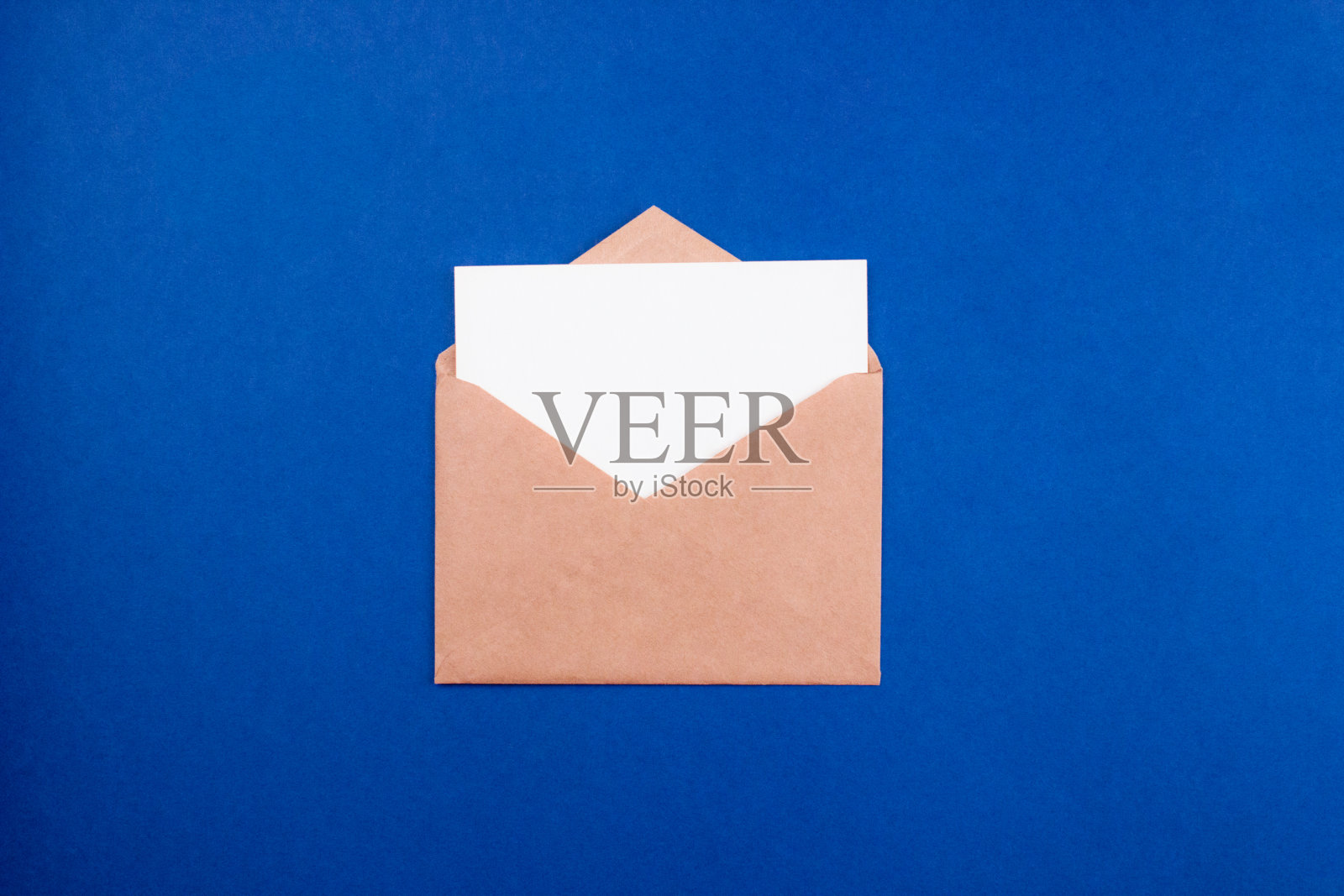 信封和白色空信模型平铺顶视图与复制空间。沟通、信息、邮寄、邮件的概念。网络，社交媒体横幅模板。库存图片照片摄影图片