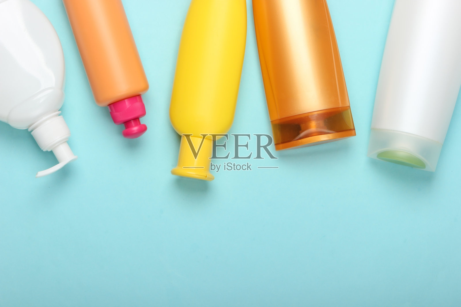 蓝色背景的洗发水瓶子。头发护理。卫生和化妆品。美平。前视图。本空间照片摄影图片