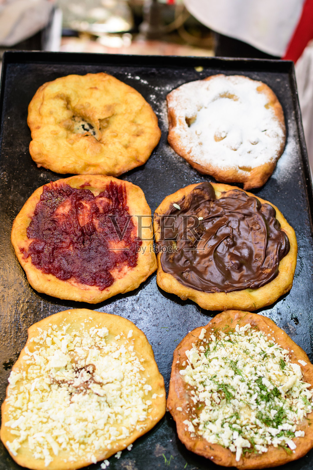 匈牙利特色美食：油炸面饼，配有奶酪、果酱和巧克力照片摄影图片