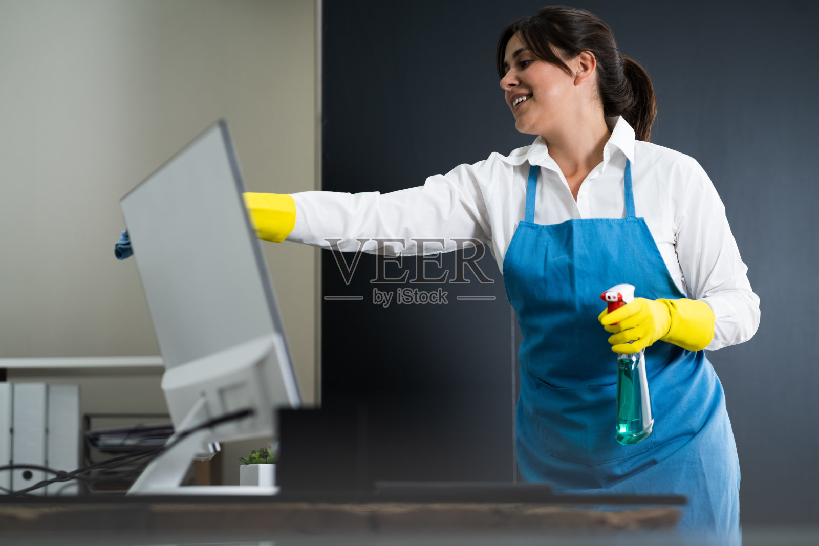 清洁工清洁办公桌照片摄影图片