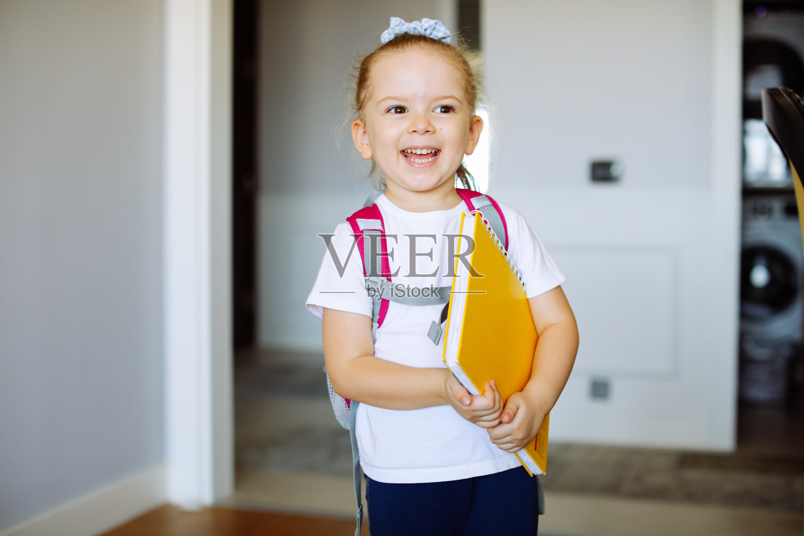 带着笔记和背包的小女生照片摄影图片