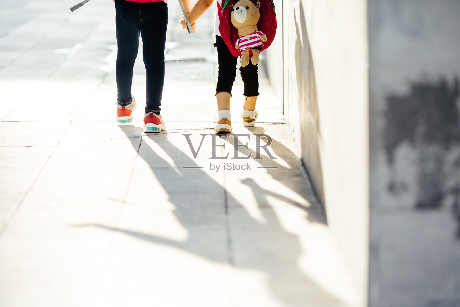 两个孩子去上学。学校、学习、教育、友谊、童年的概念照片摄影图片