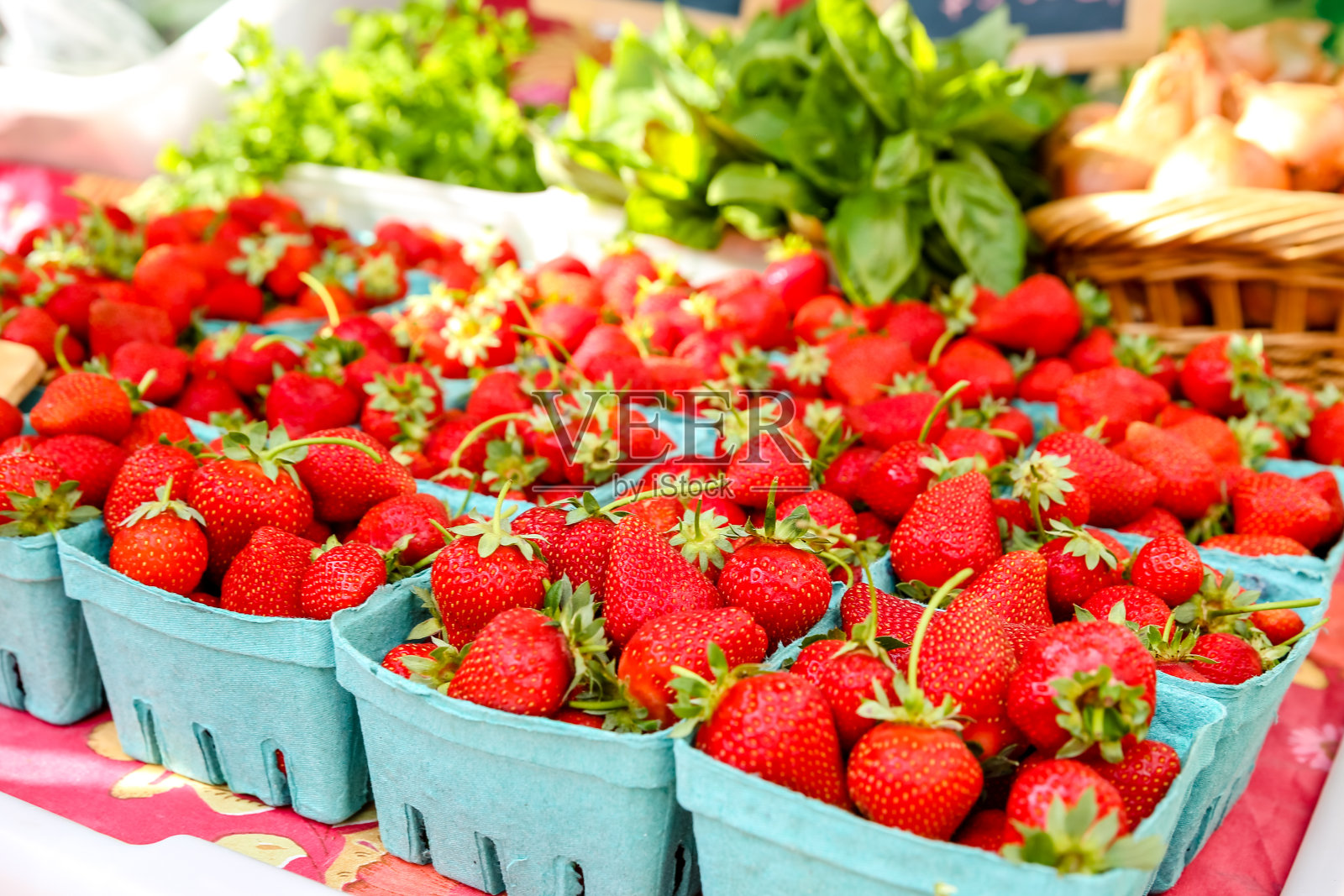 一篮一篮的草莓摆在农贸市场上照片摄影图片