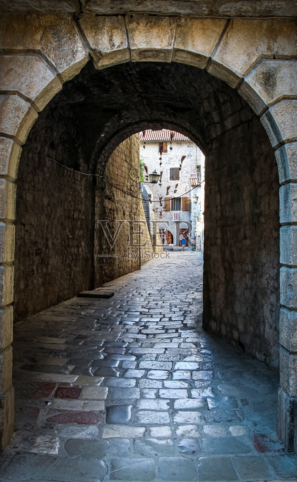 这是科托尔古城的一条小巷，背景是飞天扫帚照片摄影图片