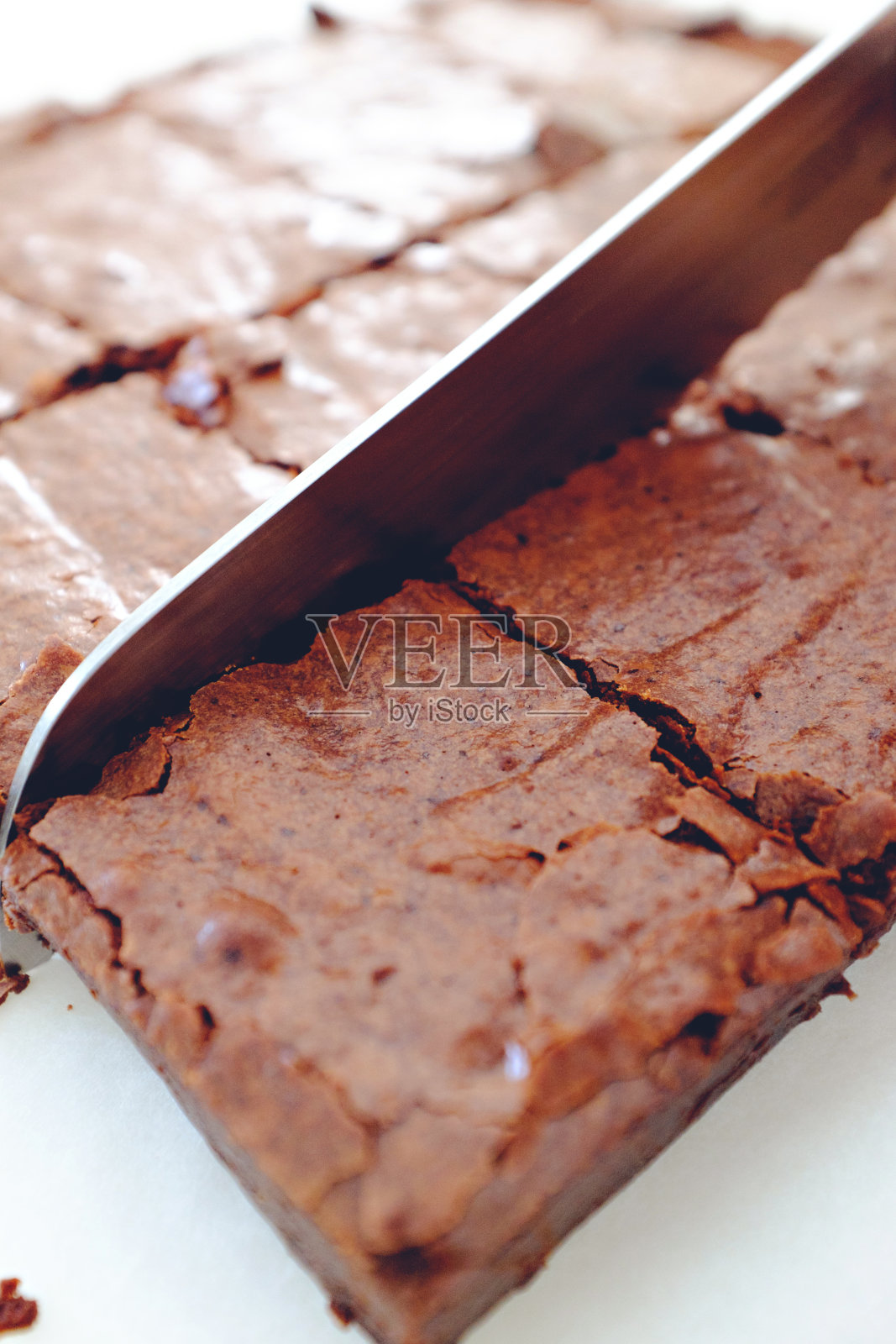 将自家做的布朗尼切片，以备食用照片摄影图片