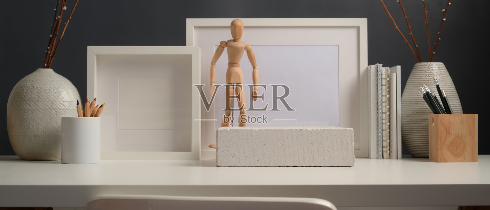 工作台与模拟杯架，文具，装饰品和复制空间照片摄影图片