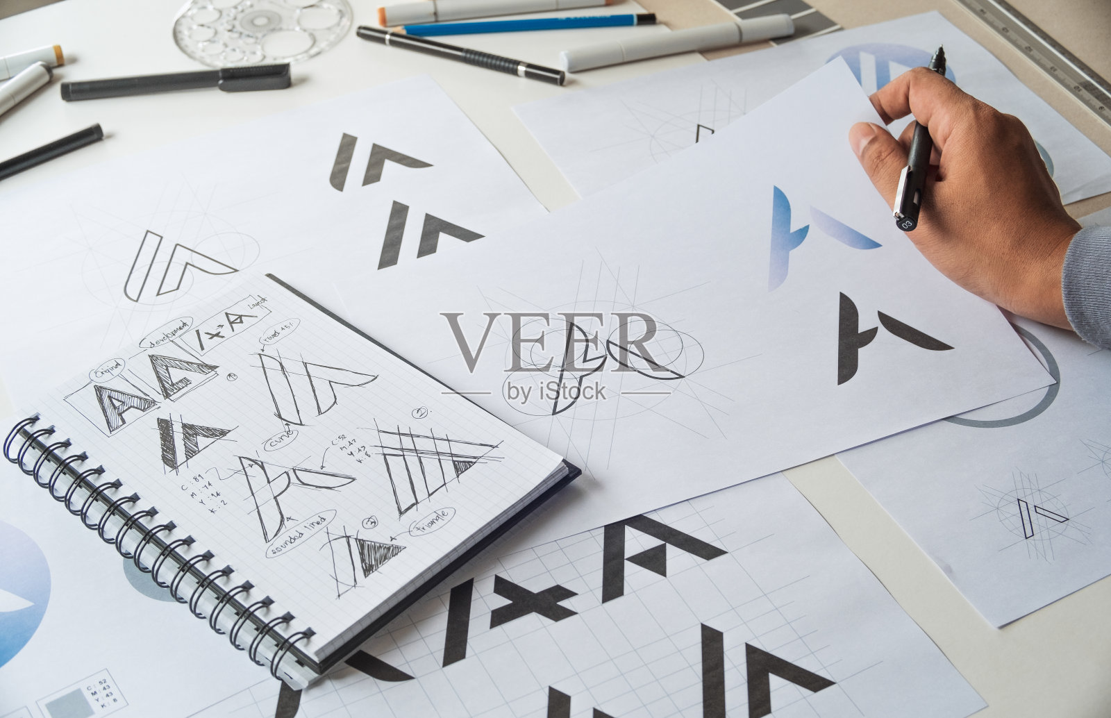 平面设计师创意设计草图绘制logo商标品牌工作空间照片摄影图片