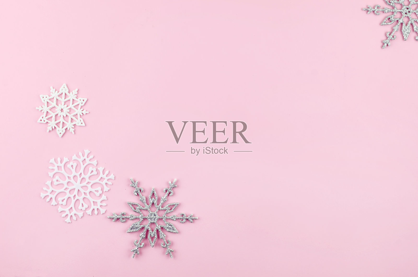 白色和银色的球和装饰雪花在粉红色的圣诞设置照片摄影图片