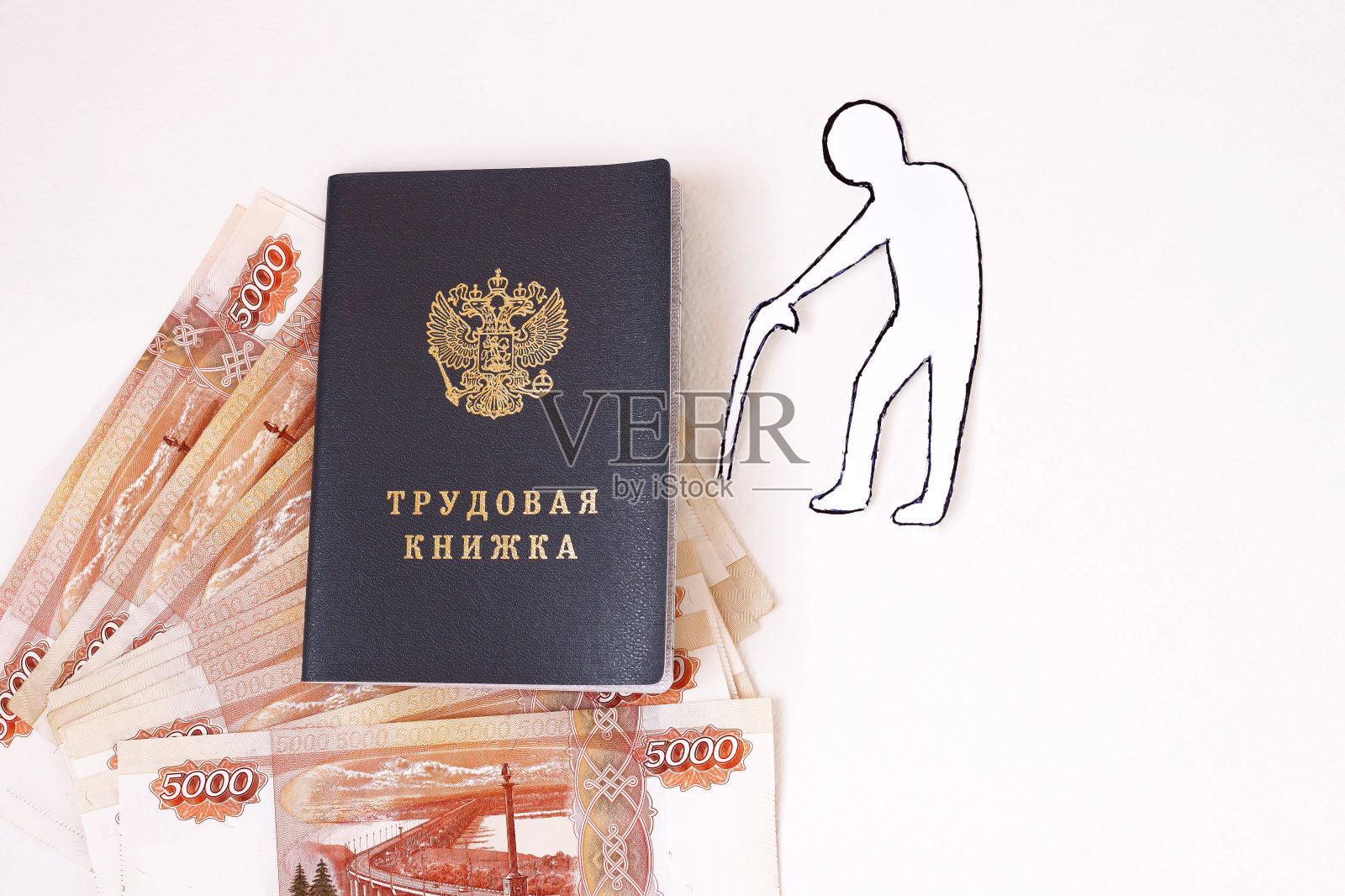 养老金。老人。体验。俄罗斯的文档。工作簿。工作经验记录文件。题词“工作手册”俄文。钱。俄罗斯的货币。照片摄影图片
