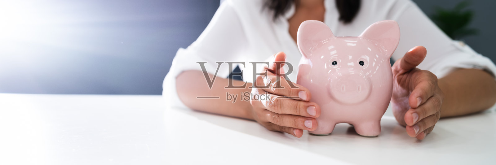 养老金、保险、储蓄收入照片摄影图片