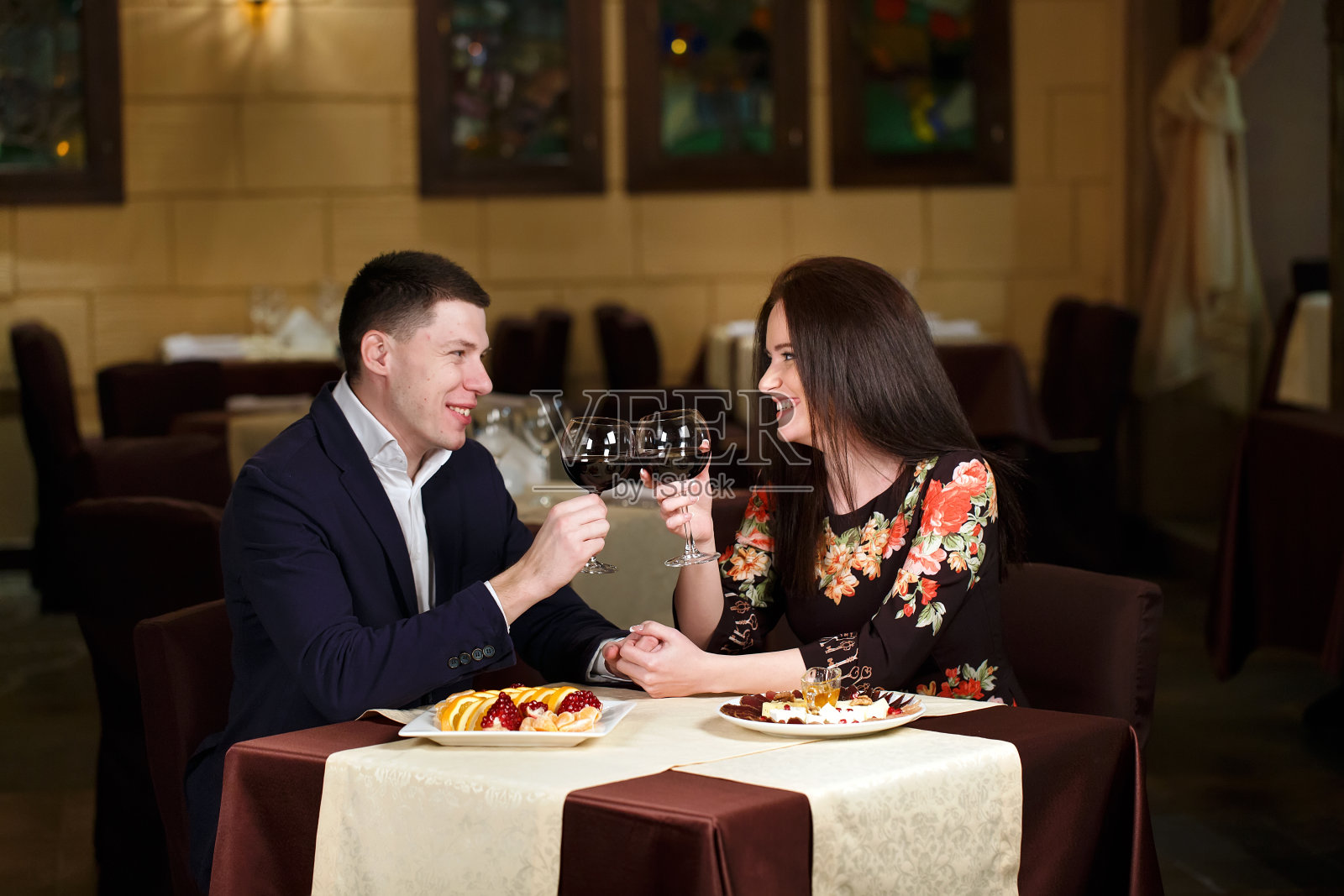 在餐馆求婚。一对夫妇在一家豪华餐厅里敬酒杯。照片摄影图片