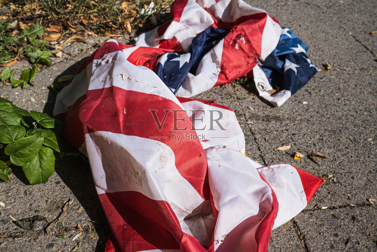 美国国旗在地面上。照片摄影图片