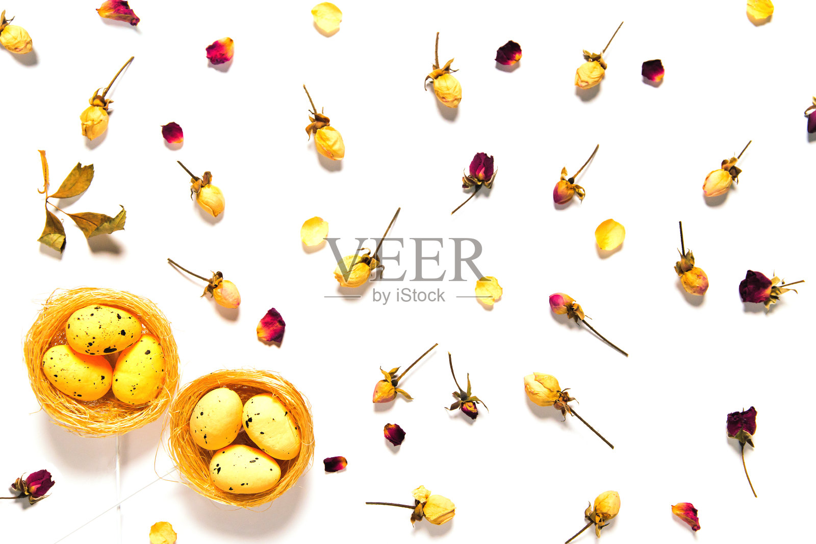 装饰复活节彩蛋巢白色背景与干玫瑰花。照片摄影图片