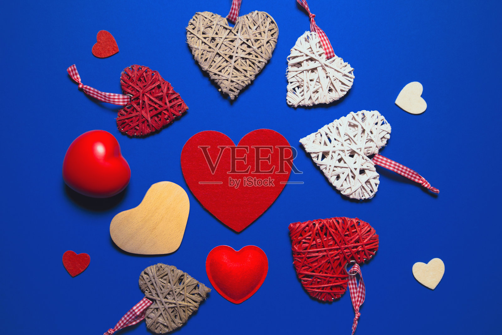 装饰心形在蓝色的背景。抽象的背景。爱情和浪漫的主题。照片摄影图片