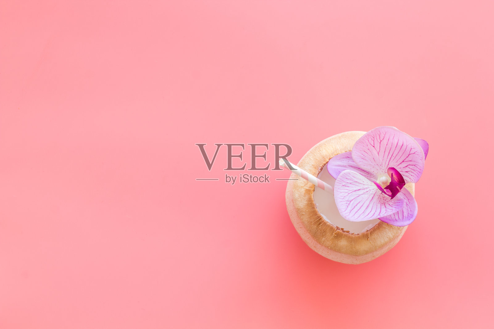 生椰子水或牛奶与稻草和兰花花，以上观点照片摄影图片