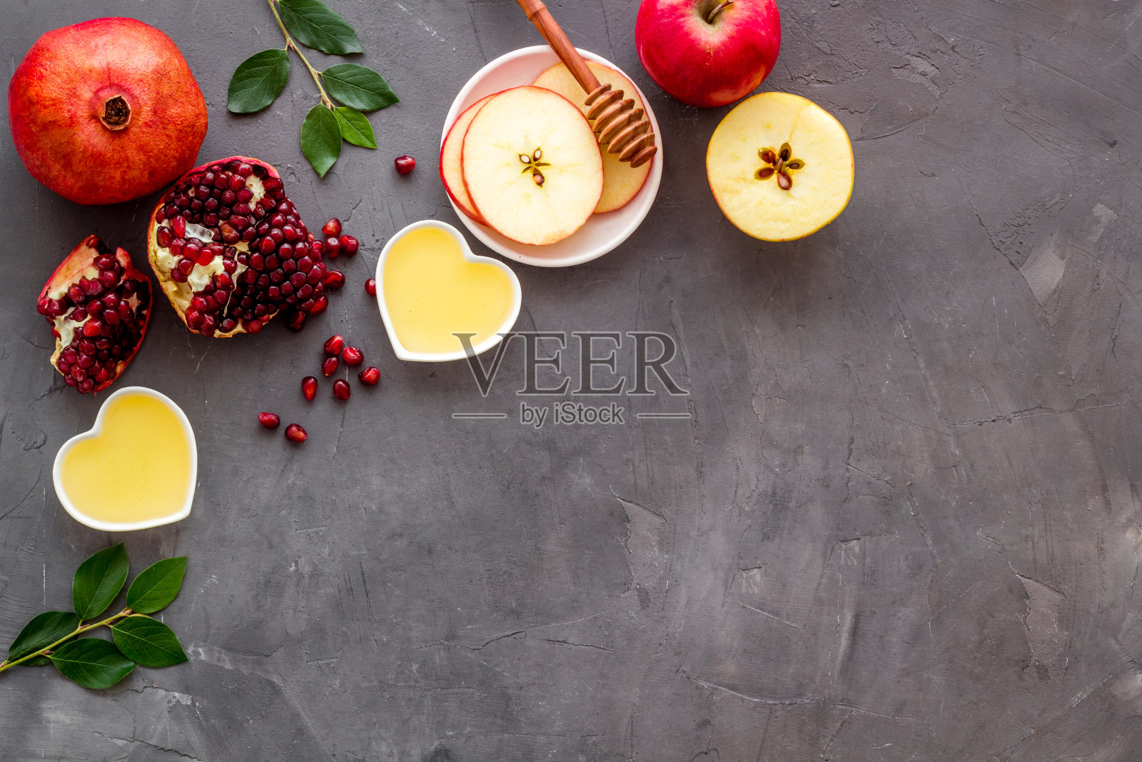 用苹果蜂蜜和石榴来庆祝犹太新年——犹太新年。俯视图照片摄影图片
