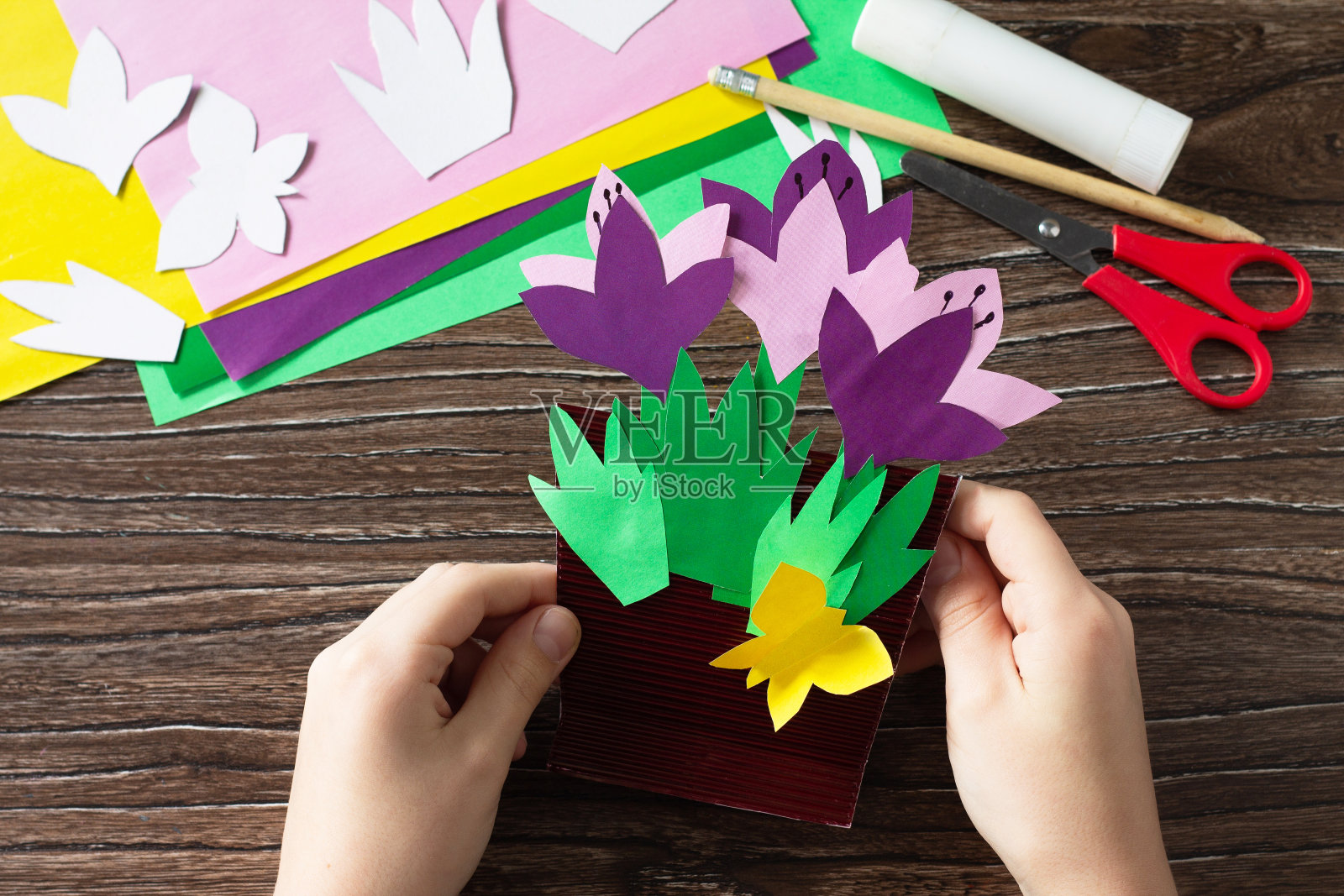 印有春花番红花的母亲节贺卡。手工纸工艺创意。儿童创意项目，工艺品，儿童工艺品。照片摄影图片