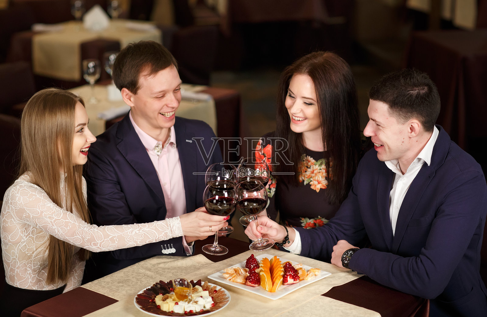 朋友在餐厅喝红酒。照片摄影图片