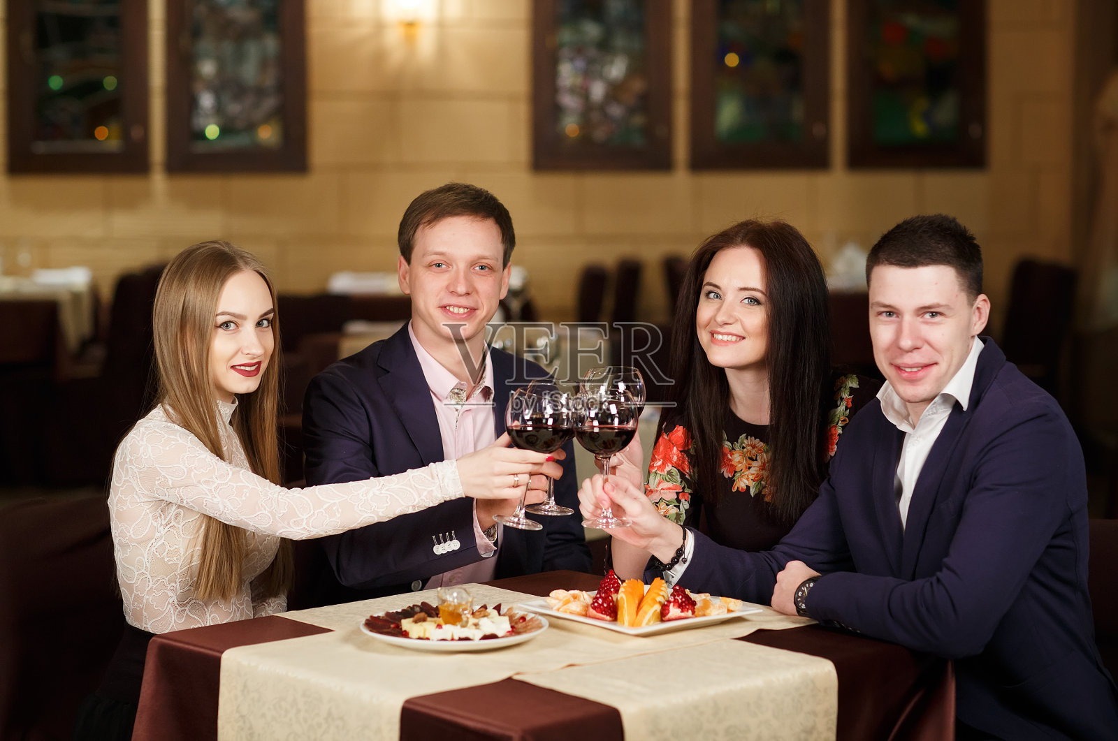 朋友在餐厅喝红酒。照片摄影图片