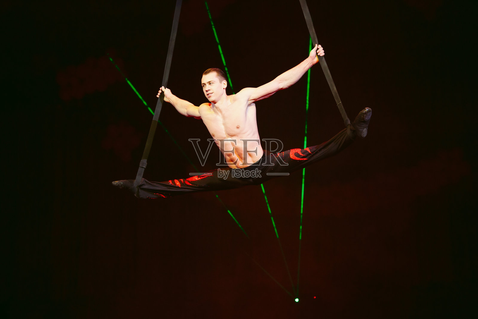 杂技演员在马戏团表演高难度的把戏。照片摄影图片